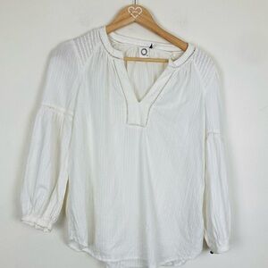 Anthropologie Akemi & Kin white textured shirt split neck top. Size XS